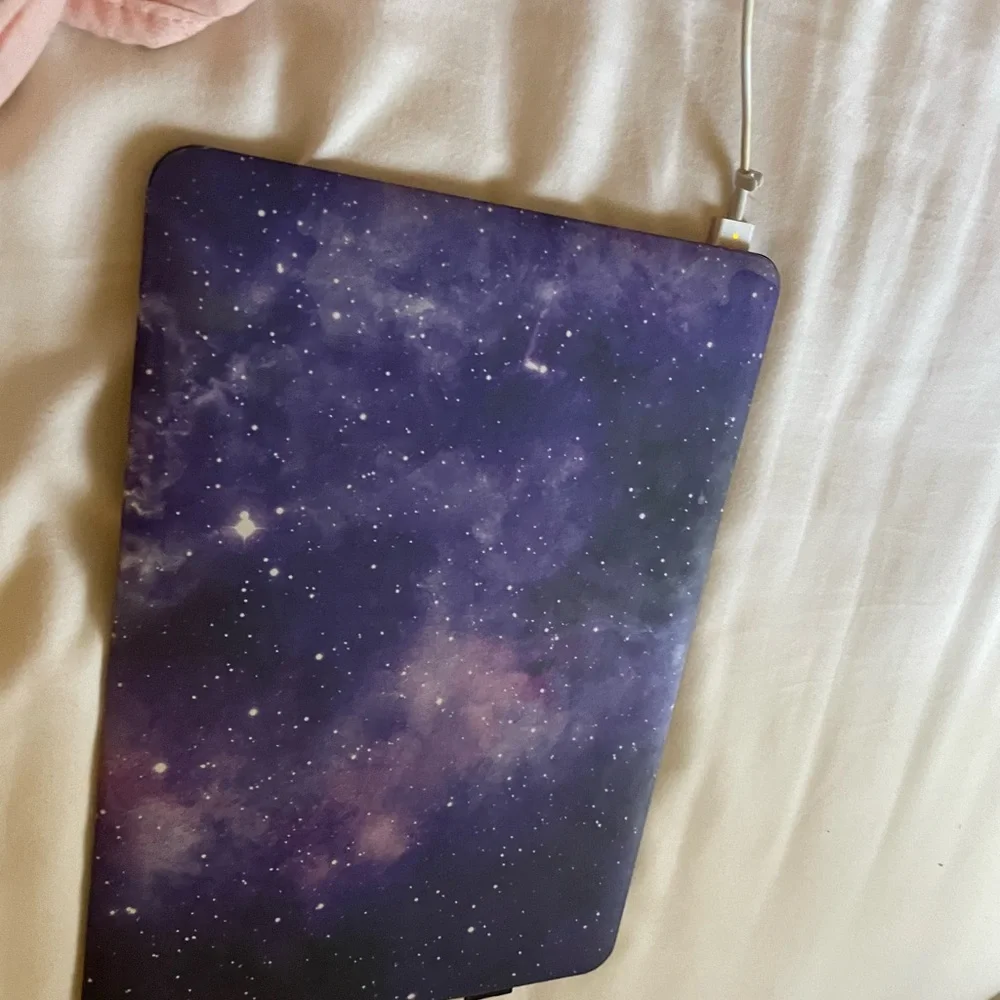 2017 macbook air 8gb 128ssd with galaxy case and charger